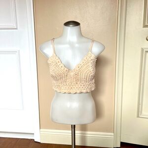 Tan cropped haulter top
Size L